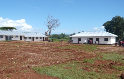 De eerste gebouwen van het scholencomplex, Chepchoina, Kenia