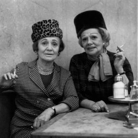 Diane Arbus: Two ladies at the automat, N.Y.C. 1966