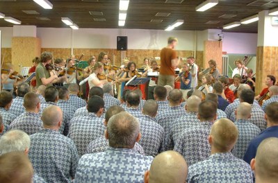 Ricciotti plays for prisoners