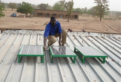 Aanleg zonnepanelen voor een van de scholen in Burkina Faso