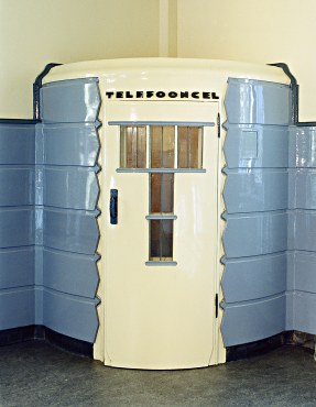 Telefooncel in voormalig postkantoor, Amsterdamse School Museum Het Schip