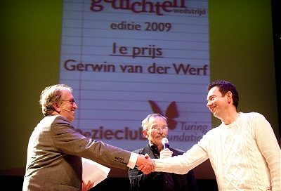 Gerwin van der Werf neemt de hoofdprijs in ontvangst van Gerrit Komrij