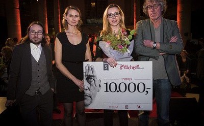 Mieke van Zonneveld neemt de eerste prijs in ontvangst